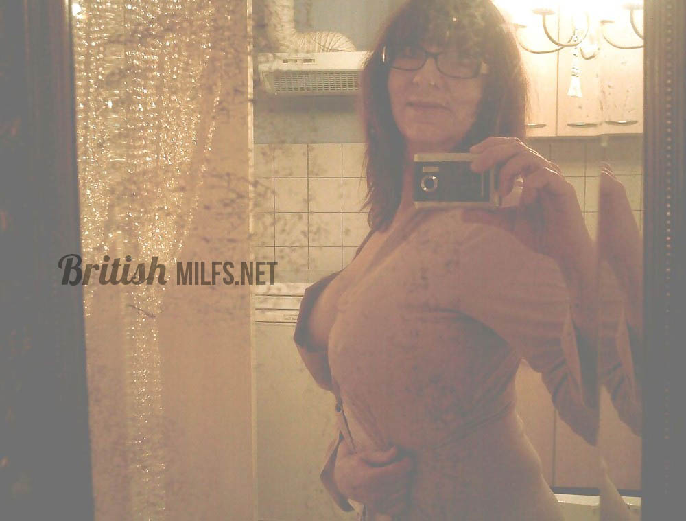 Busty british milf selfies - Lou Kensington — 27