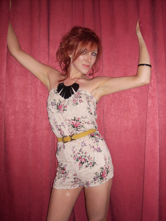 British UK girls showing sexy shaven armpits — 30