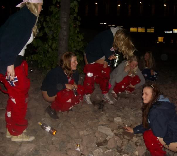 Girls Going to the Toilet Outdoors — 32